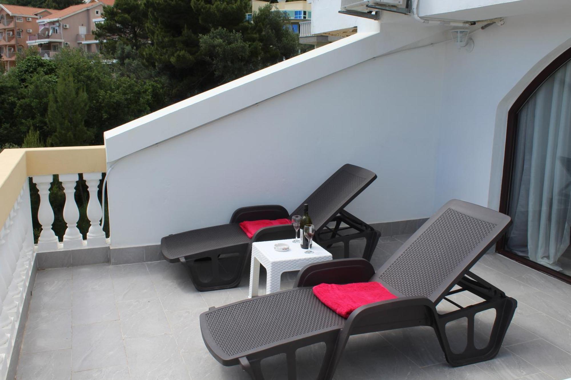 Apartmani Lime Petrovac ภายนอก รูปภาพ